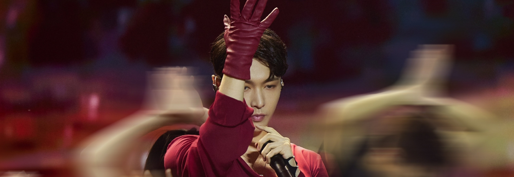 张艺兴探班RED女团一周年舞台，见证21岁的梦想落地生根